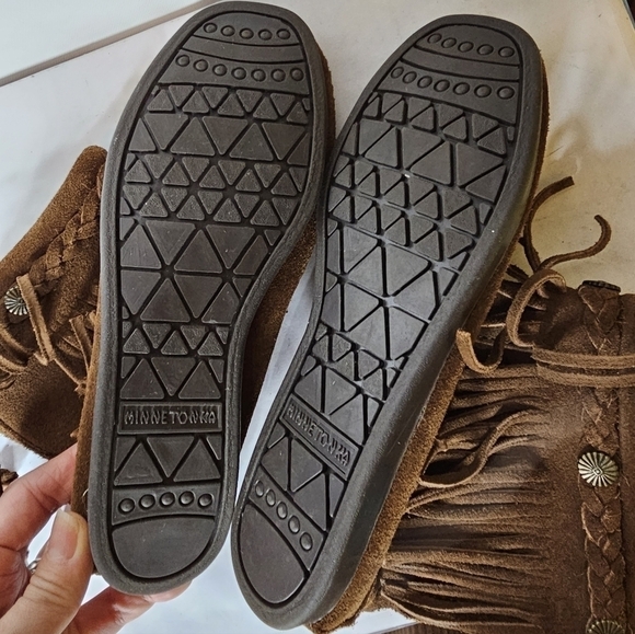 Minnetonka Size 6 leather shoes with tussle and stud accent Cabin Indoor‎ shoes - Picture 2 of 8
